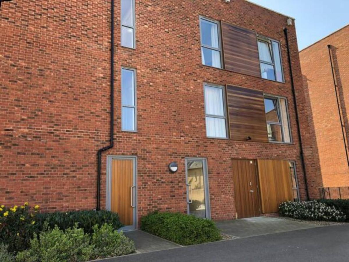 Contemporary Trumpington Apartment With Self Check-In ,Free On-Site Parking, Terrace, Super Fast Wifi & 5 Mins Drive To Papworth & Addenbrookes Hospitals 캠브리지 외부 사진