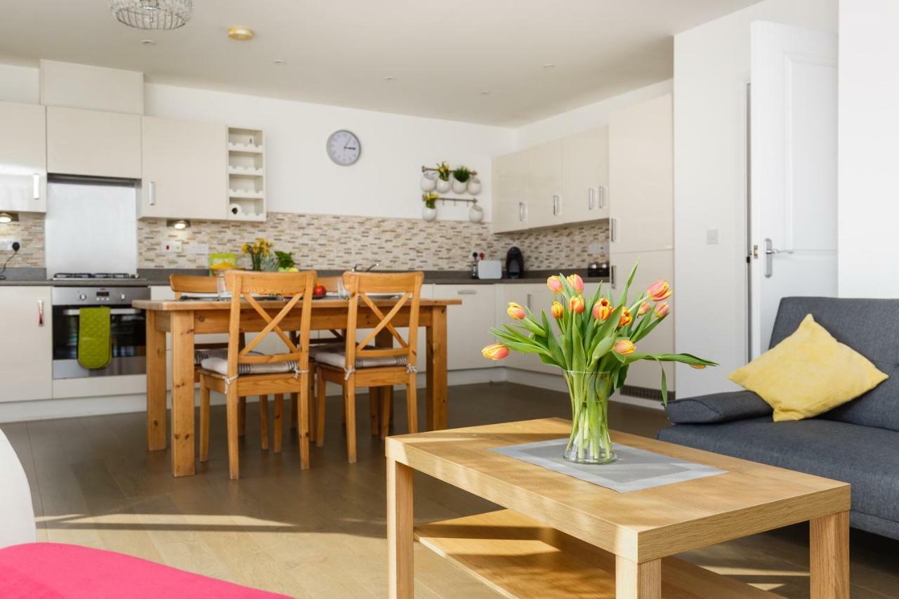 Contemporary Trumpington Apartment With Self Check-In ,Free On-Site Parking, Terrace, Super Fast Wifi & 5 Mins Drive To Papworth & Addenbrookes Hospitals 캠브리지 외부 사진