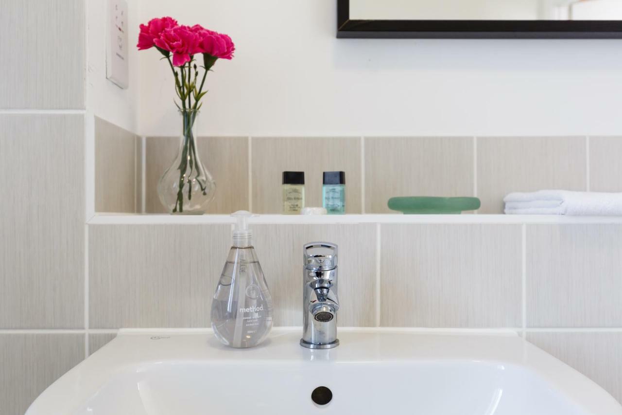 Contemporary Trumpington Apartment With Self Check-In ,Free On-Site Parking, Terrace, Super Fast Wifi & 5 Mins Drive To Papworth & Addenbrookes Hospitals 캠브리지 외부 사진