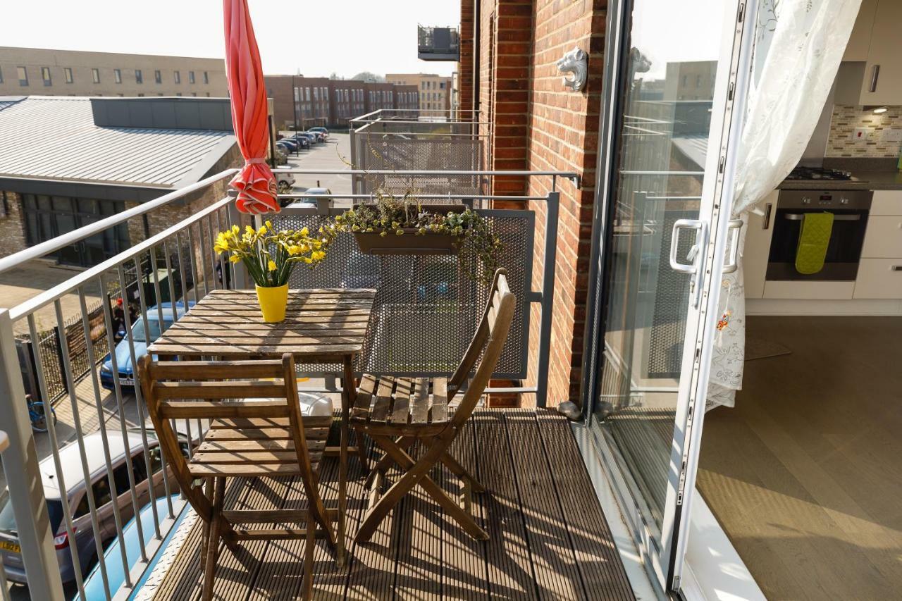 Contemporary Trumpington Apartment With Self Check-In ,Free On-Site Parking, Terrace, Super Fast Wifi & 5 Mins Drive To Papworth & Addenbrookes Hospitals 캠브리지 외부 사진